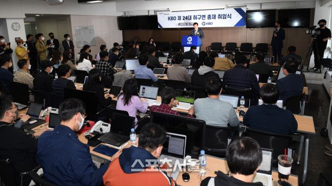 [포토]취재진 몰린 허구연 총재 취임 기자회견