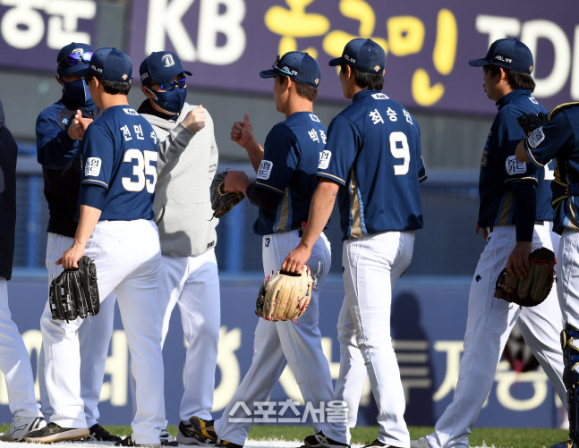[포토] 이동욱 감독 '수고했어'