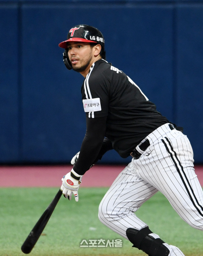[포토]LG 루이즈, 첫 안타다!