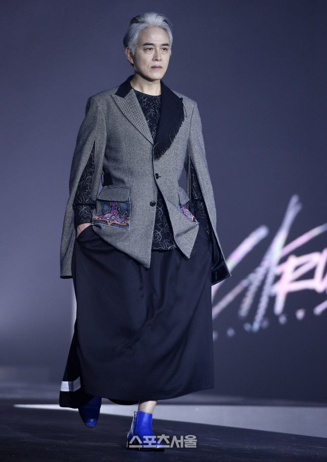[포토]시니어모델을 선택한 장광효, 런웨이와 어울리죠~~   (더룩오브더이어코리아)