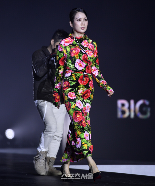 런웨이를 무지개로 만드는 박윤수 디자이너, 역시 빅팍 컬렉션다워~ [포토]