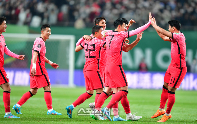 두번째 골 황희찬과 자축하는 손흥민, 김영권[포토]