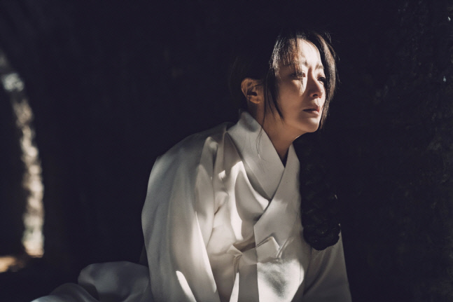 '내일' 김희선, 새하얀 소복에 애처로운 자태! 궁금증 ↑