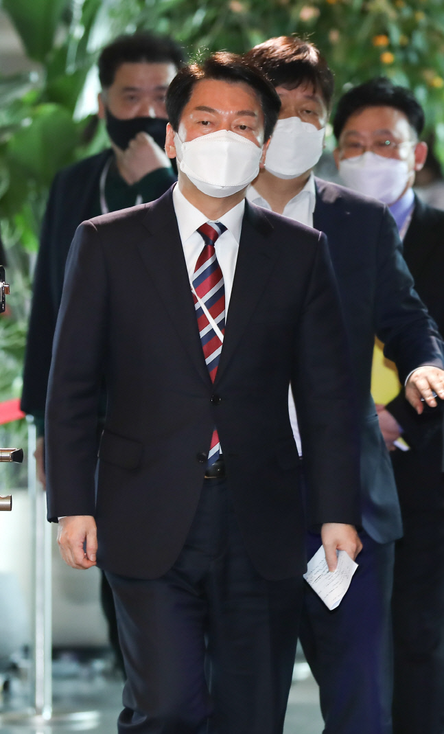 안철수 인수위원장 "당 지지 기반 넓히기 총력...당권도전은 이준석 임기후 생각..."