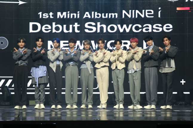 [SS뮤직]"롤모델은 BTS" 나인아이, '뉴 월드'로 나아갈 10人 출사표(종합)