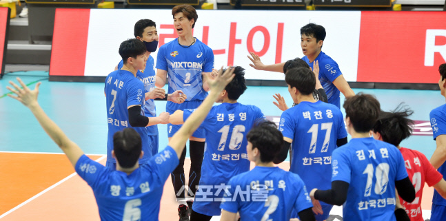 '봄배구 가자!' 환호하는 박철우[포토]