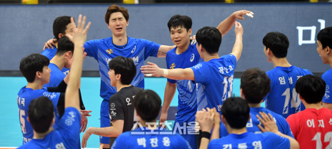 봄배구 준PO진출 확정 한국전력, 눈물날 것 같은 박철우[포토]