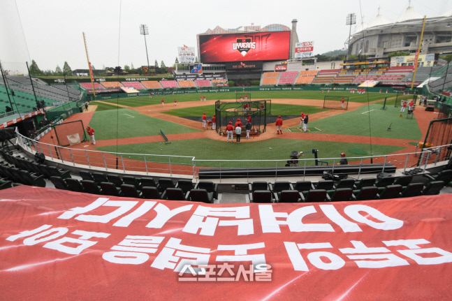 "안 걸린 선수 생각할 수밖에 없다" 확진 비율 높아야 유리…이색 개막 풍경