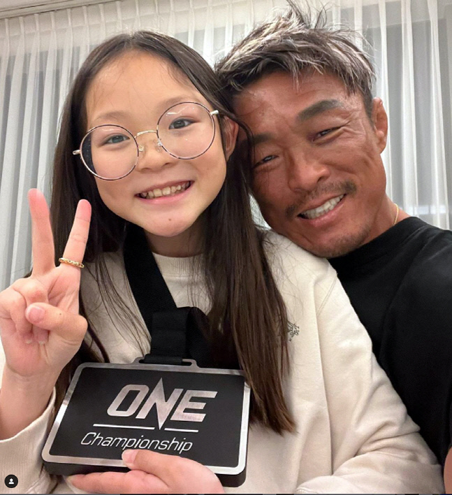 일본레전드 아오키 신야를 TKO시킨 추성훈의 감격적인 소감은? “사랑이에게 승리의 선물을!”