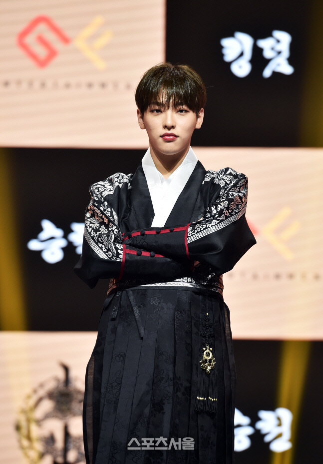 [포토] 킹덤 무진 \'중후한 포즈\'