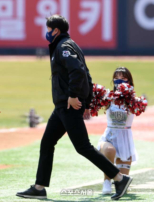 [포토]유한준 '매니저', 반지 받으러 나왔어요!