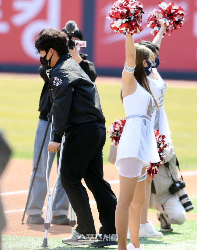 [포토]목발 짚고 그라운드 입장하는 강백호