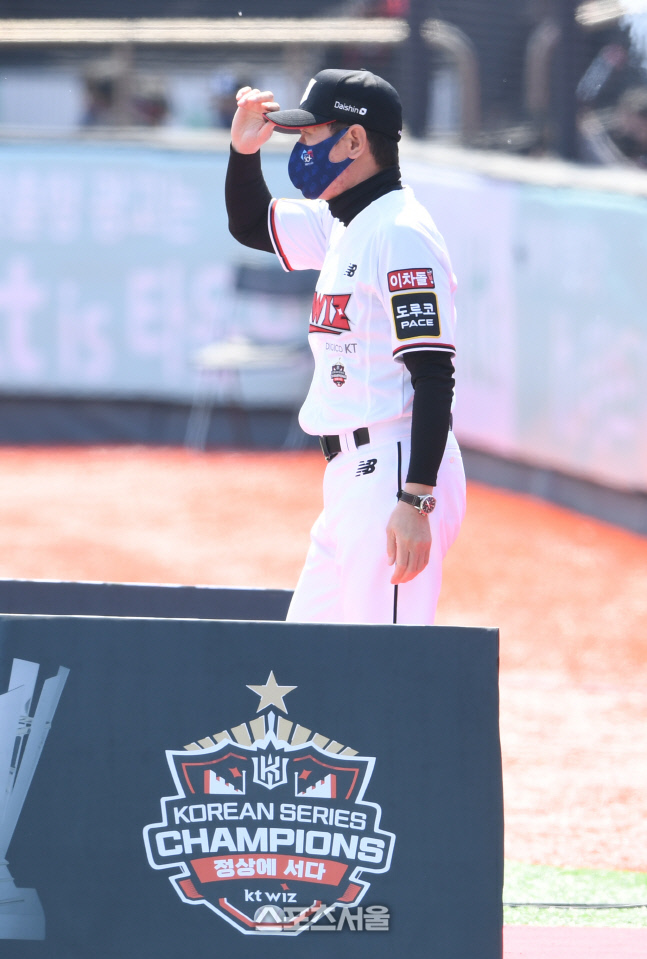 [포토]우승 반지 수여식에 입장하는 KT 이강철 감독