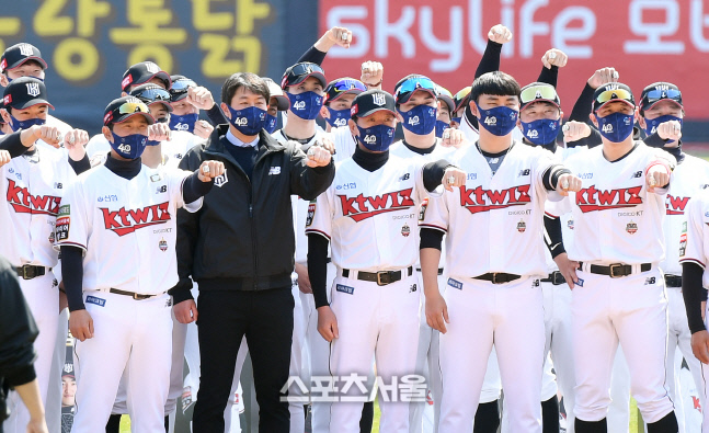 [포토]KT 위즈 선수단, 자랑스러운 우승 반지!