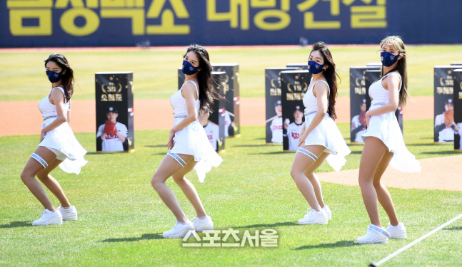 [포토]KT 치어리더, 개막전 분위기를 뜨겁게!