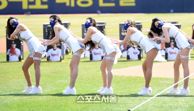 [포토]개막전 분위기를 띄우는 치어리더 공연