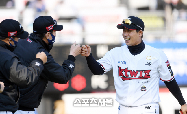 [포토]개막전 승리에 활짝 웃는 이강철 감독과 주장 박경수