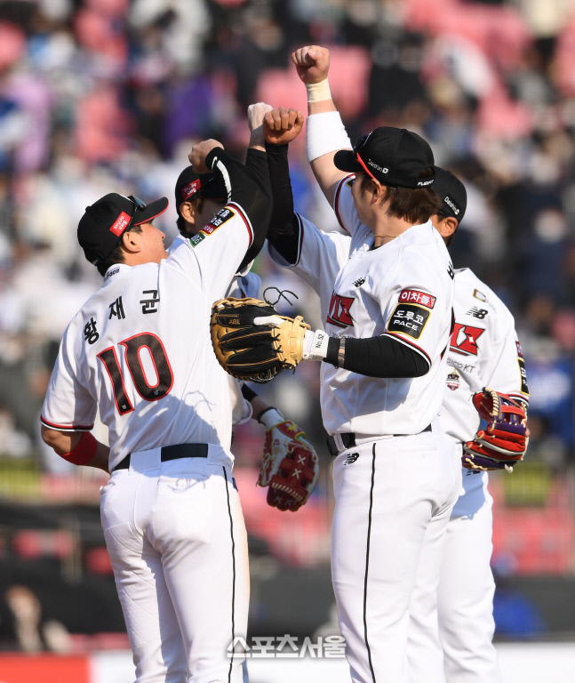 [포토]승리의 세리머니를 나누는 황재균-박병호