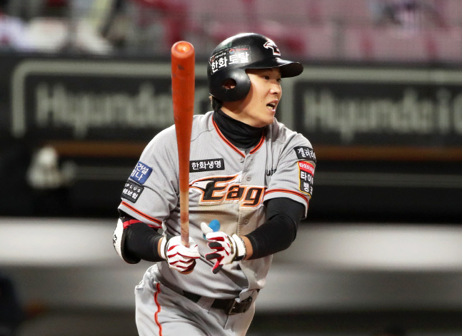 타격하는 정은원