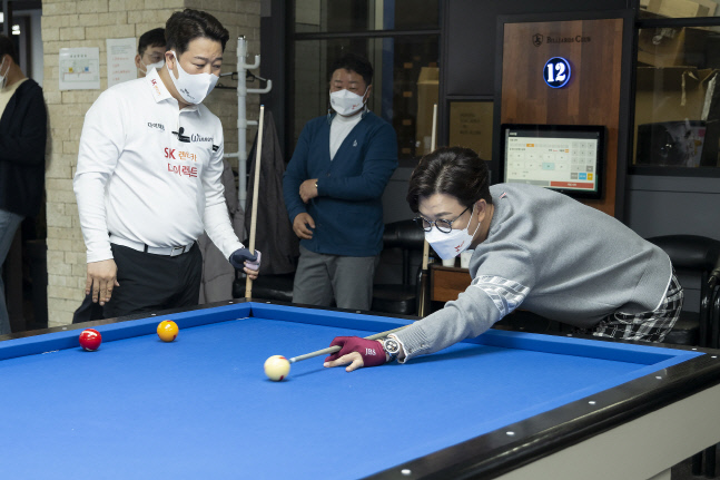 [사진 설명 4.] 강동궁 선수가 방송인 김성주에게 당구 레슨을 진행하고 있다.