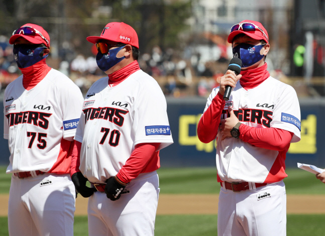 팬에게 고개 숙인 KIA 김종국 감독 "어린 선수들 더 못해도 돼!"[SS 현장메모]