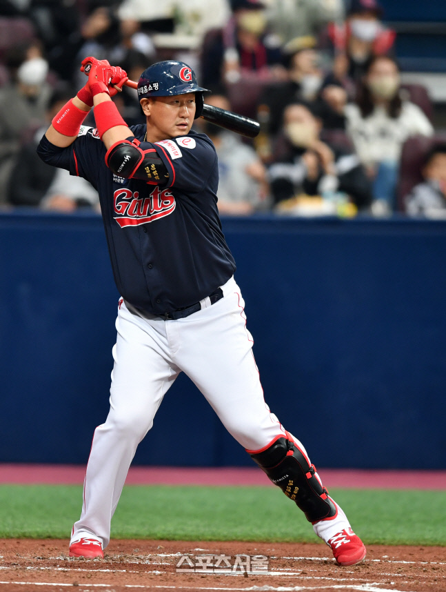 [포토]은퇴시즌 이대호 '날씬하게 준비했습니다!'