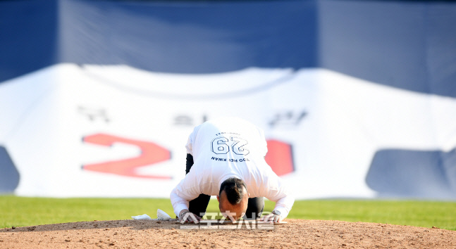 [포토] 은퇴하는 유희관 '마운드에 아쉬운 입맞춤'