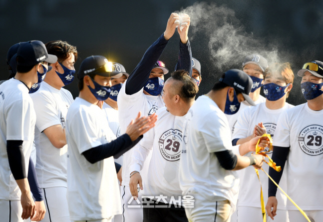 [포토] 은퇴하는 유희관 '마지막 로진 세례'