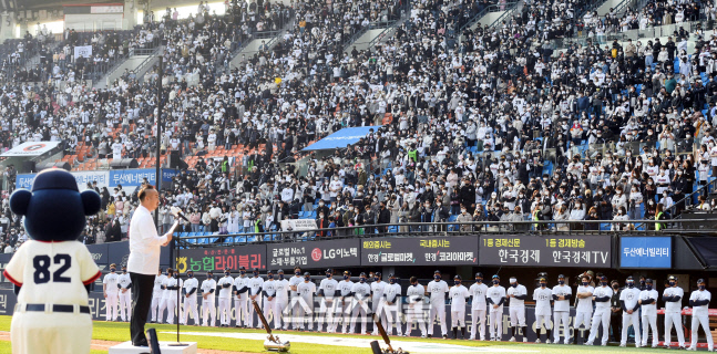 [포토] 팬들에 은퇴인사하는 유희관