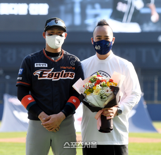 [포토] 유희관 은퇴 축하해주는 하주석