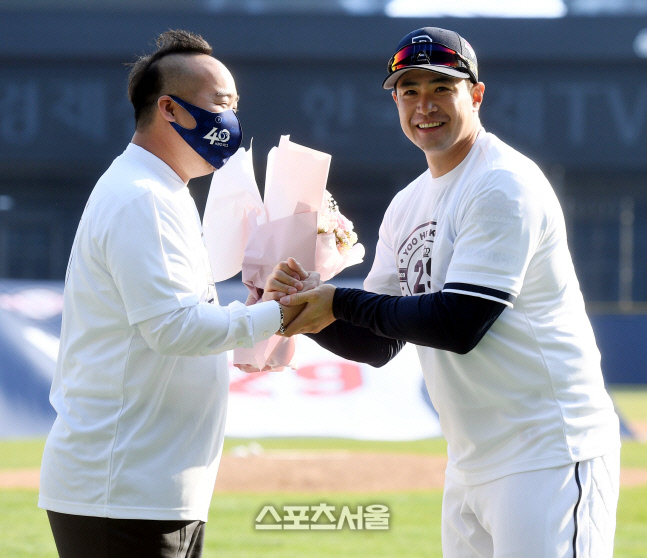 [포토] 김재환 '은퇴 축하합니다'