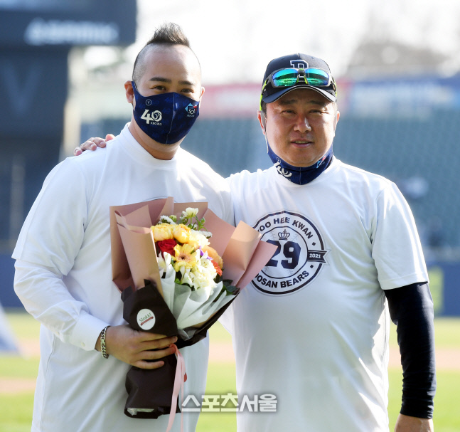 [포토] 유희관 은퇴 축하해주는 김태형 감독