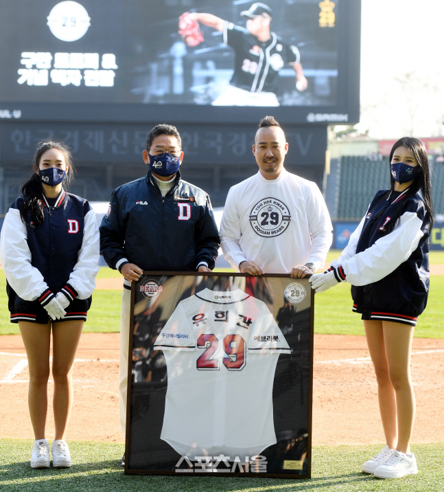 [포토] 두산 전풍 사장, 은퇴하는 유희관에 유니폼 액자 전달