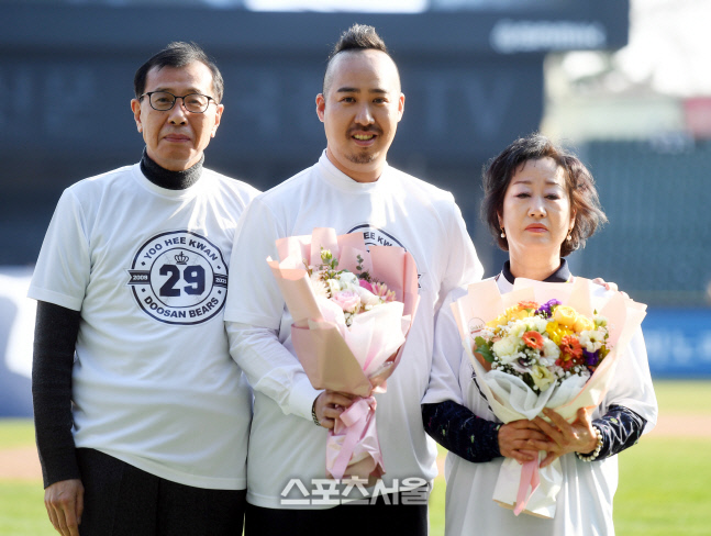 [포토] 은퇴하는 유희관, 부모님과 기념촬영