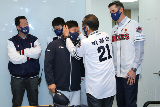 220402J0220 역대 레전드 선수 시구