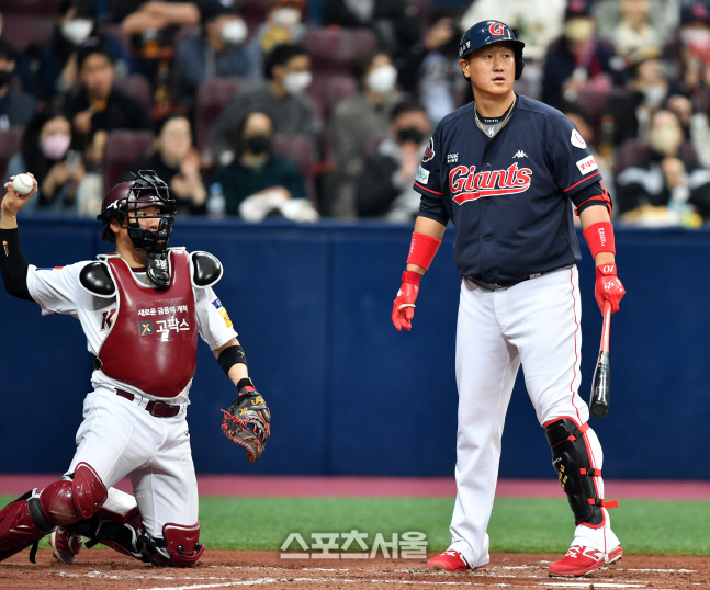 [포토]은퇴시즌 이대호 '날씬하게 준비했습니다!'