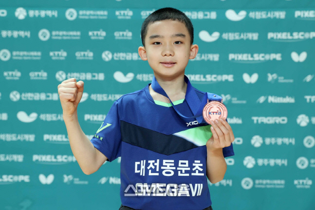 11세 탁구신동 이승수 "목표는 항상 1등"...형들 대회서 동메달