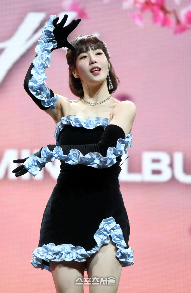 [포토] 권은비 '포인트 안무는 이것'