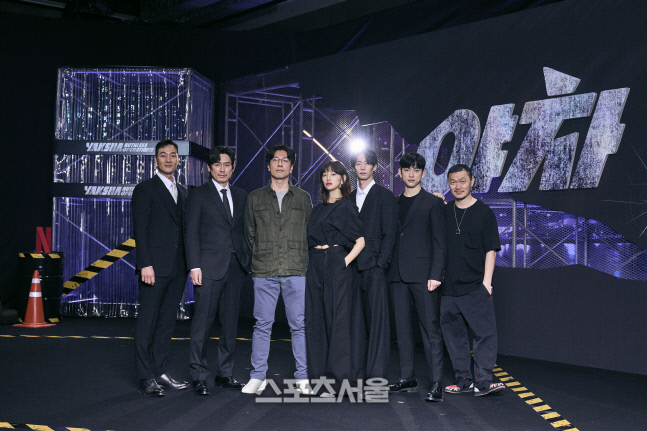 [포토] 포즈 취하는 \'야차\' 감독-출연진