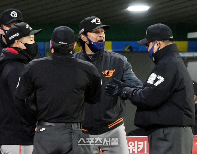 [포토] 한화 수베로 감독, 할 말이 많아요~