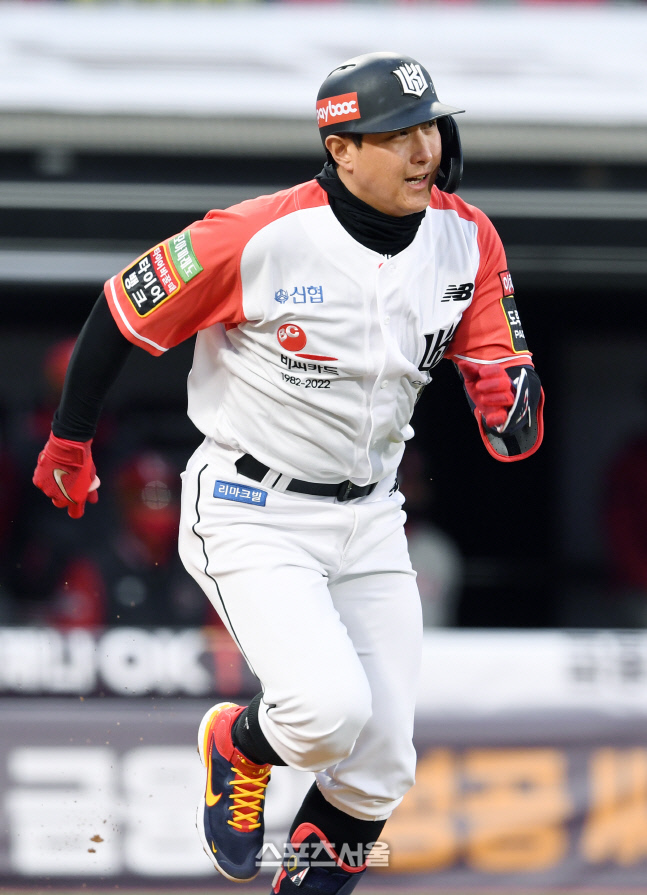 [포토]KT 황재균, 병살은 안 돼...