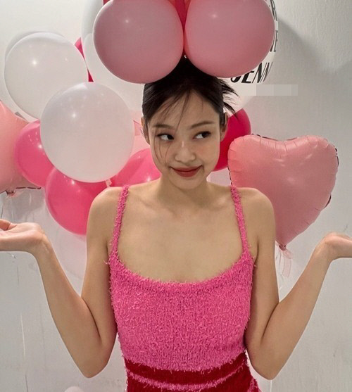 "핑크요정" '블랙핑크' 제니, 가슴 깊이 파인 상의로 상큼美 발산 [★SNS]