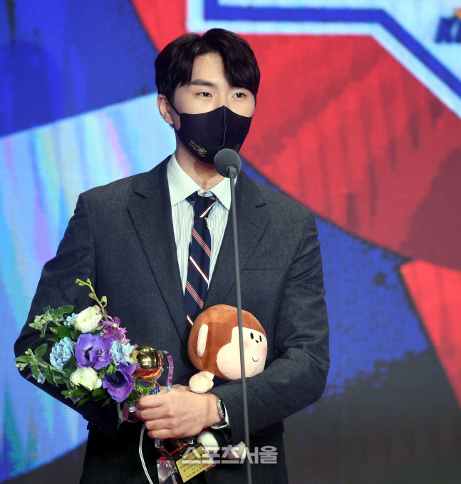 [포토] 현대모비스 이우석, \'신인 선수상\' 수상