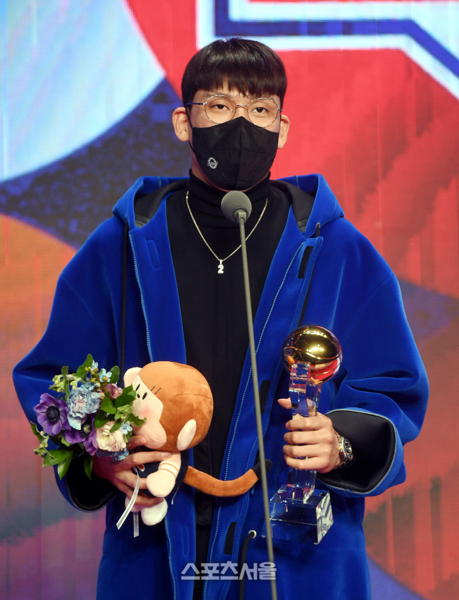 [포토] SK 최준용, \'국내 선수 MVP\' 차지