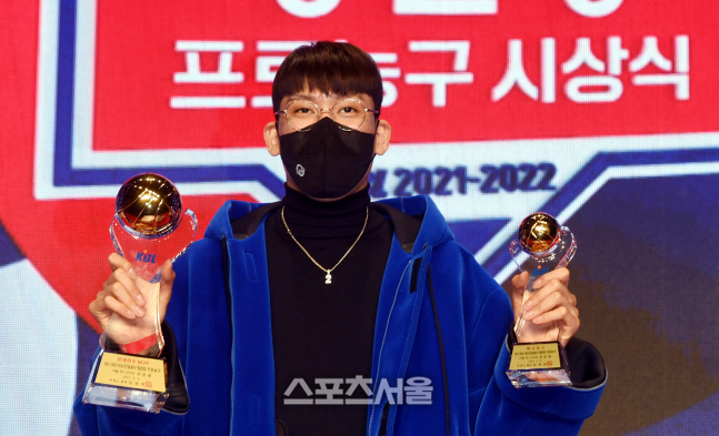 [포토] SK나이츠 최준용, 국내 선수 MVP 차지