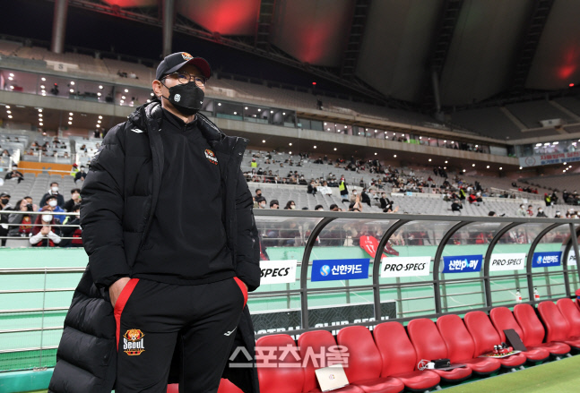 [포토]강원과의 경기 앞둔 FC서울 안익수 감독