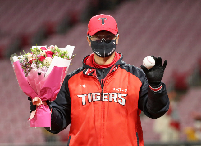 첫 승 거둔 김종국 감독