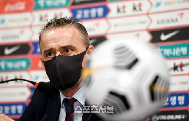 [포토] 기자회견 하는 벤투 감독