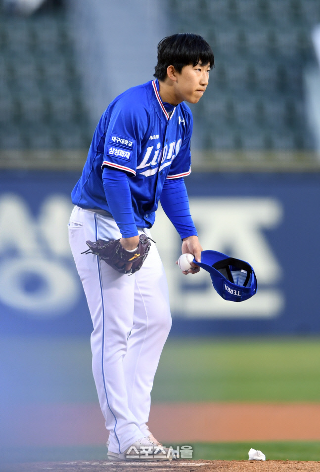 [포토]허경민에게 사과하는 허윤동