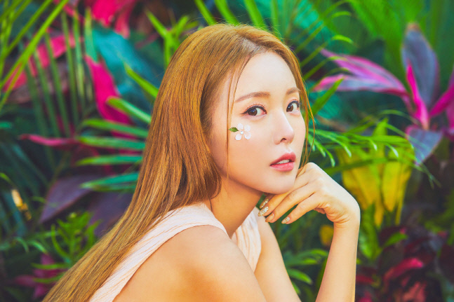 '컴백' 홍진영 "尹자택방문 논란되자 언니가 미안하다고. 나도 놀랐다"